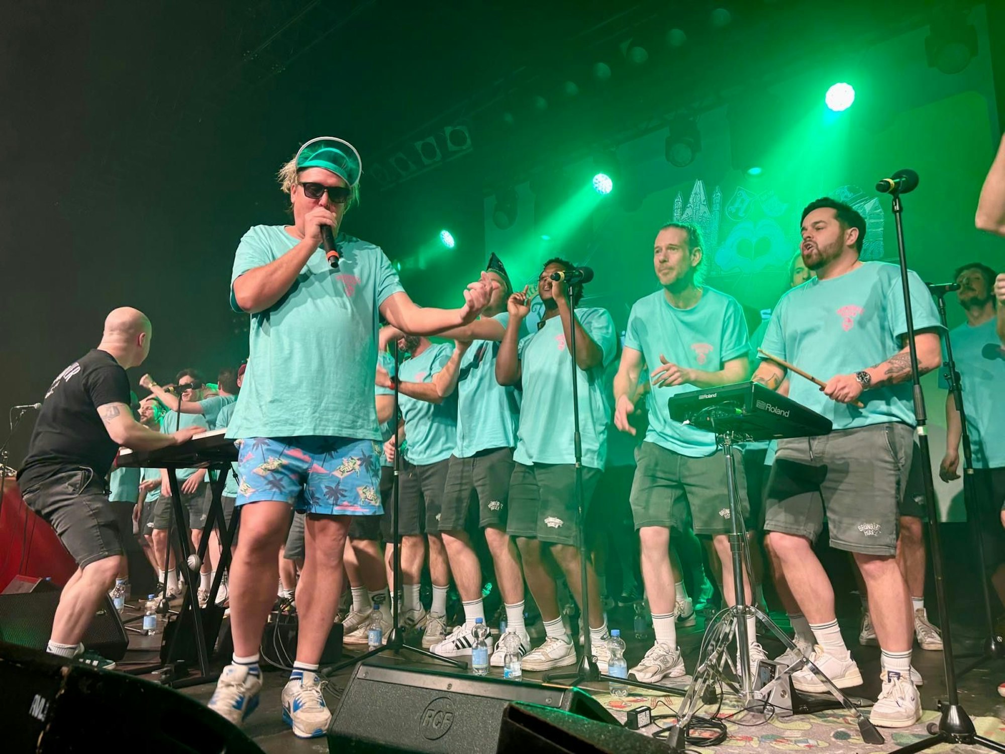 Die Grüngürtelrosen beim Auftritt auf der Bühne.