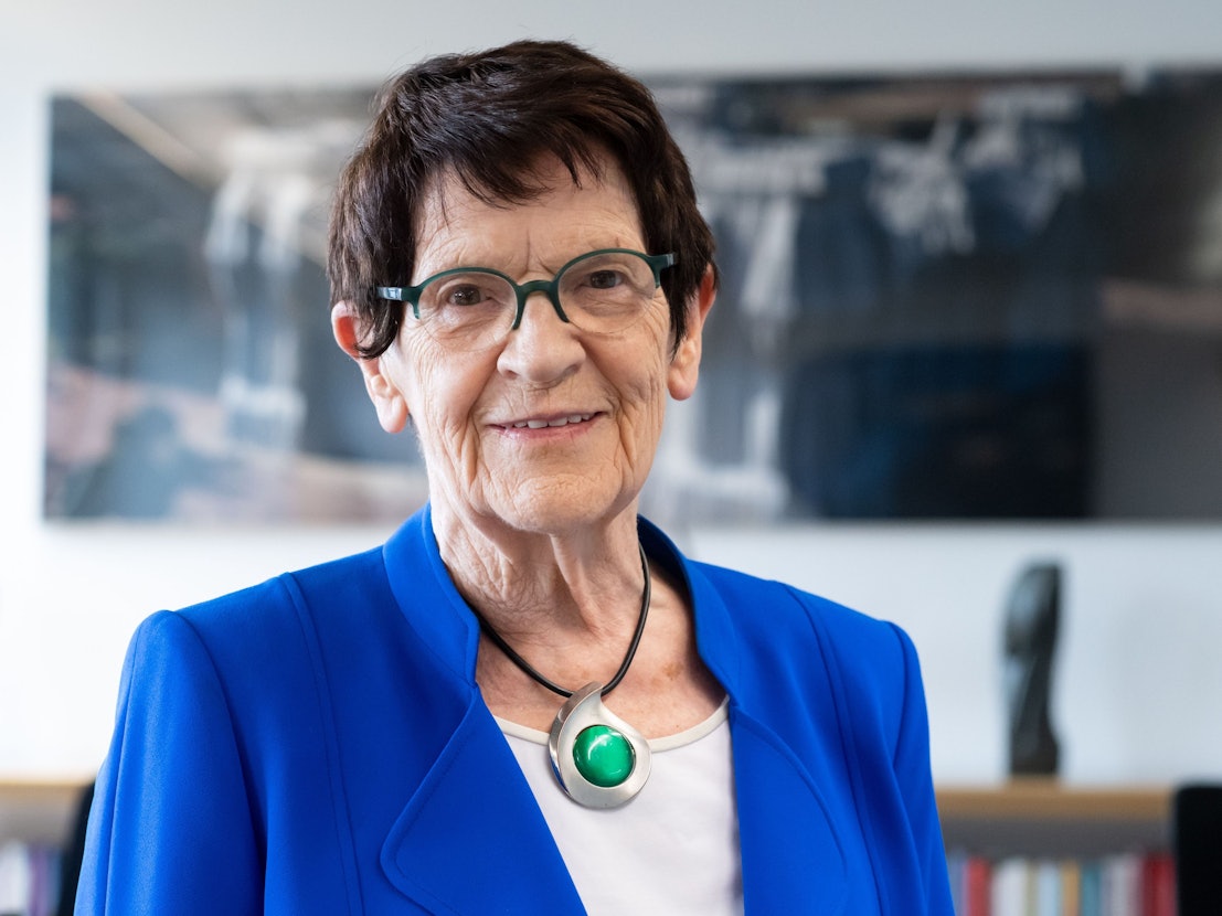 Rita Süssmuth (CDU) posiert in ihrem Büro.