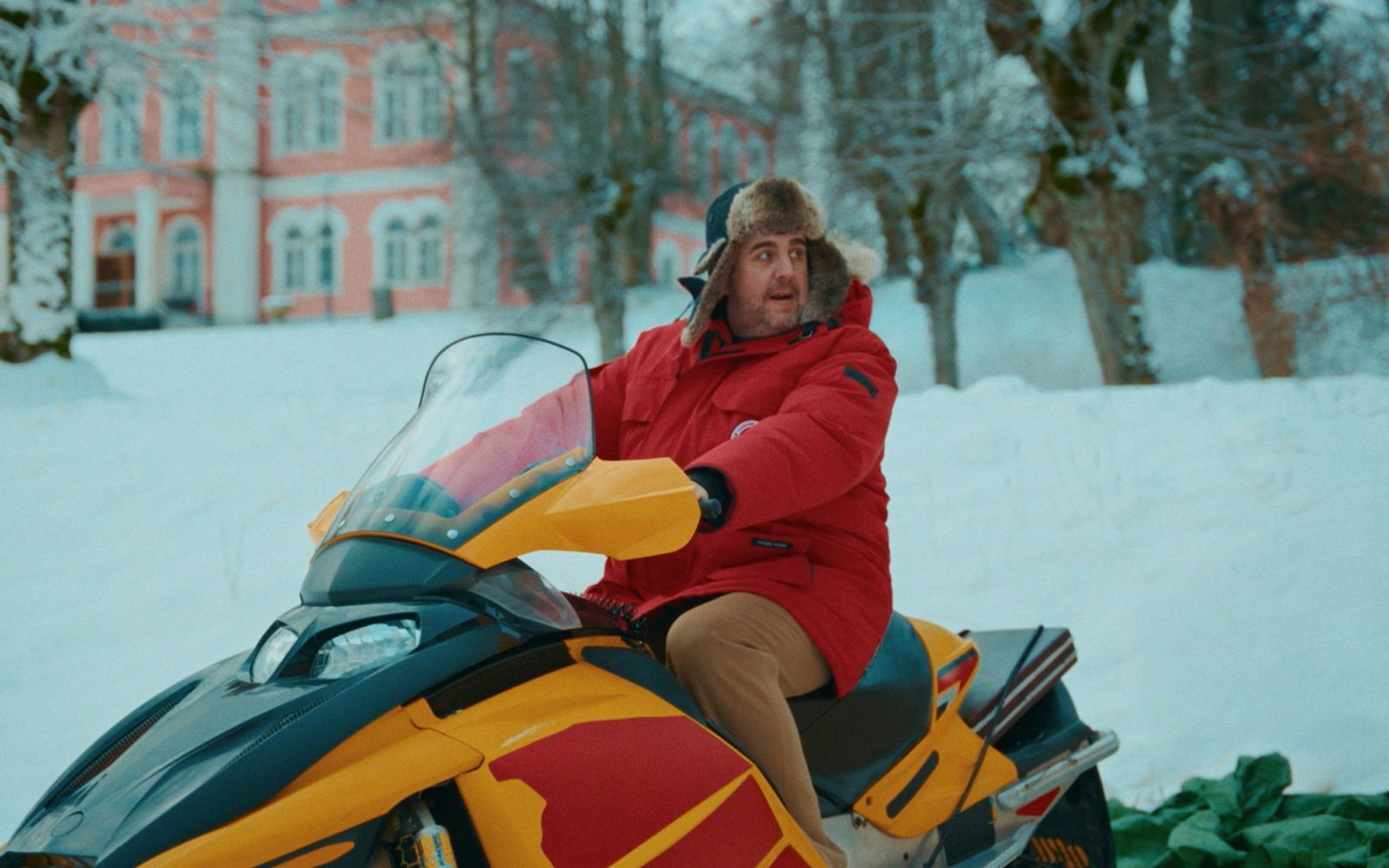 Krimi-Schauplatz ist ein schlossähnliches Anwesen in Litauen: Während einer Hochzeitsfeier geschieht dort ein Mord. Einer der Gäste muss der der Mörder sein, denn das Herrenhaus ist durch starken Schneefall von der Außenwelt abgeriegelt. Das Hochzeitsgeschenk hingegen erweist sich als sehr wertvoll. Hochstapler Fabian (Bastian Pastewk) ermittelt. (Bild: Prime Video)