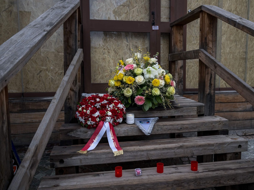 Blumen liegen vor der Bar in Crans-Montana.
