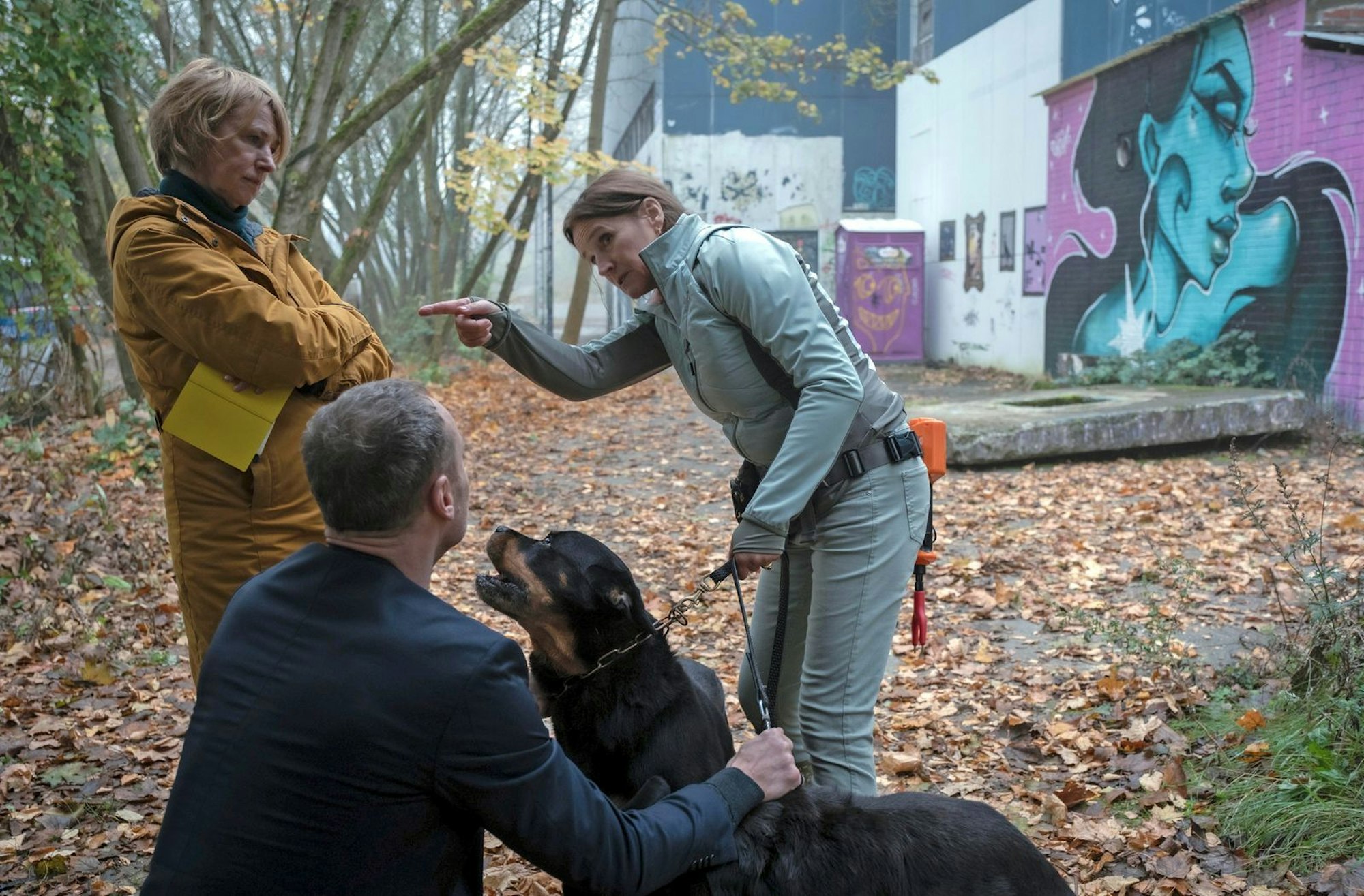 Spaziergängerin Edda Odin (Catherine Stoyan, rechts) berichtet Susanne Bonard (Corinna Harfouch) und Robert Karow (Mark Waschke), auf welche Weise sie den Toten entdeckt hat. (Bild: rbb/Conny Klein)