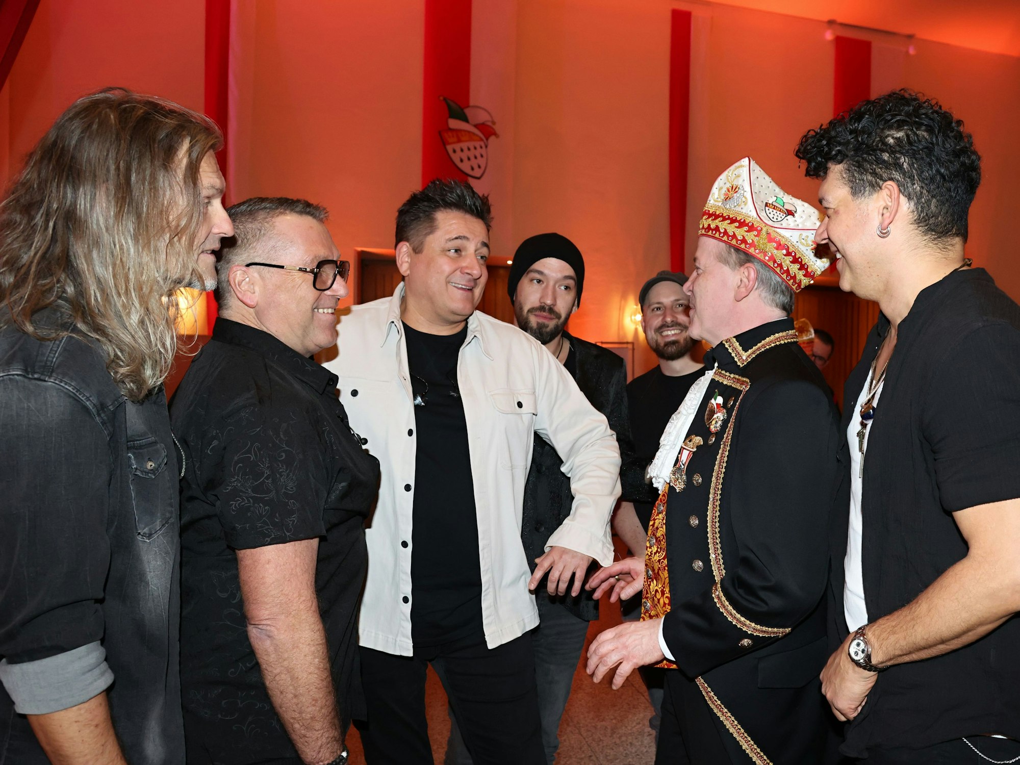 Christoph Kuckelkorn spricht mit den Domstürmern.