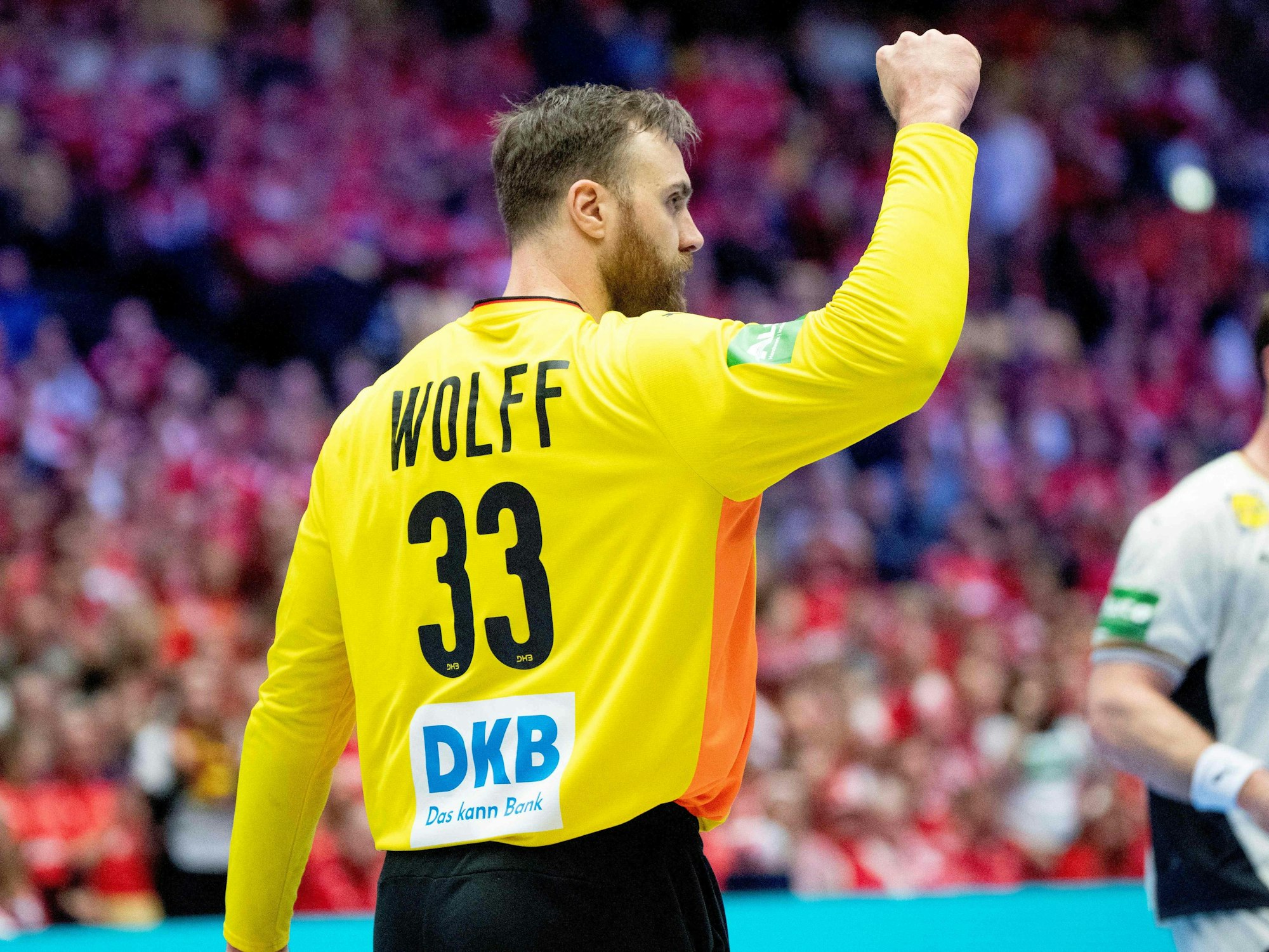 Andreas Wolff streckt die Faust nach oben.