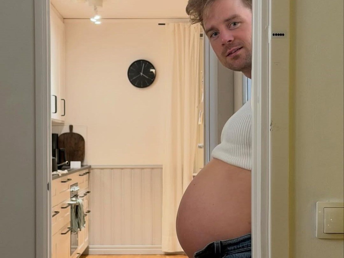 Jesper Nelin mit Biathlon-Ausrüstung im Schnee