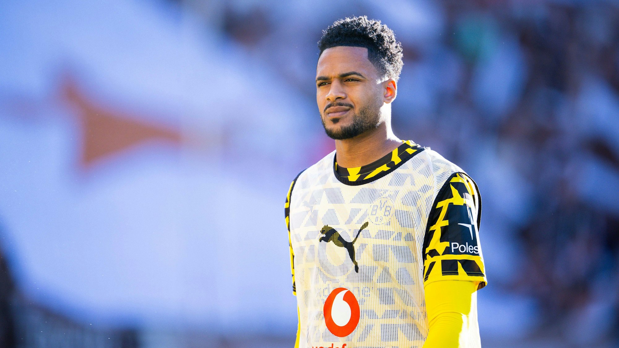 Almugera Kabar wärmt sich vor einem Spiel von Borussia Dortmund auf.