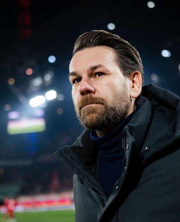 Thomas Kesslersteht mit Winterjacke im Kölner Stadion.