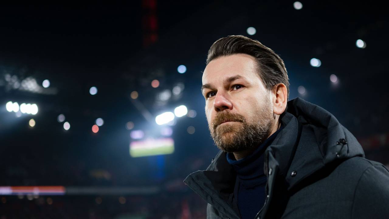 Thomas Kesslersteht mit Winterjacke im Kölner Stadion.