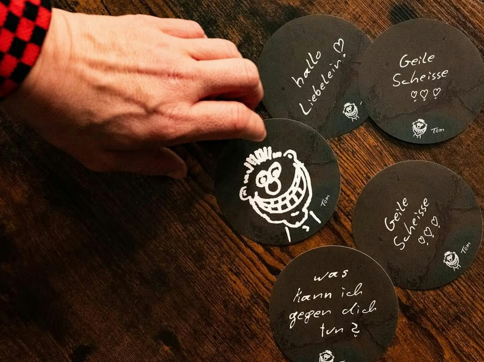 Mehrere Aufkleber der Band Kasalla für ihren verstorbenen Freund Tom.