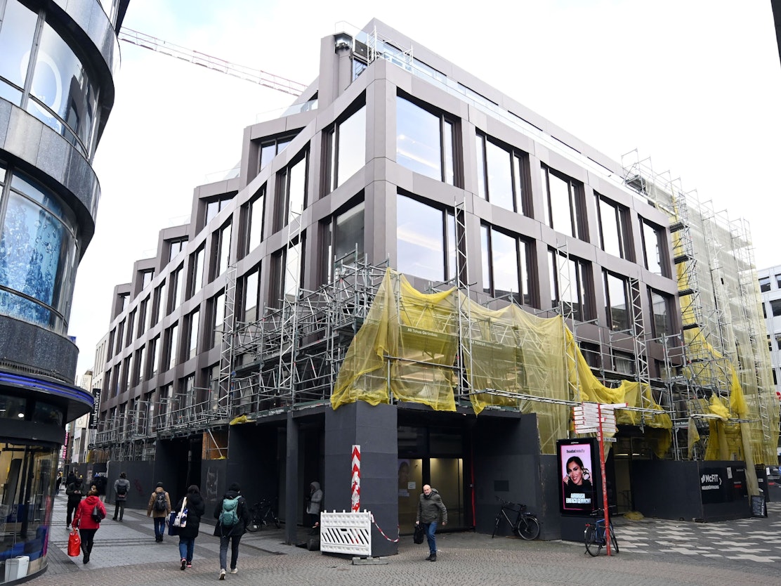Noch sind letzte Gerüste am Interimsgebäude der Zentralbibliothek auf der Hohe Straße angebracht.