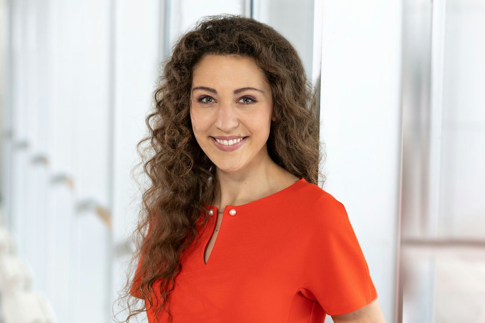 ARD und ZDF werden die Olympischen Winterspiele mit mehr als 200 Stunden Live-Berichterstattung in ihren linearen Hauptprogrammen sowie mit rund 1.400 Stunden in Livestreams übertragen - und Moderatorin Lena Kesting (31, ZDF) ist für „sportstudio live“ mittendrin. (Bild: ZDF / Jana Kay)