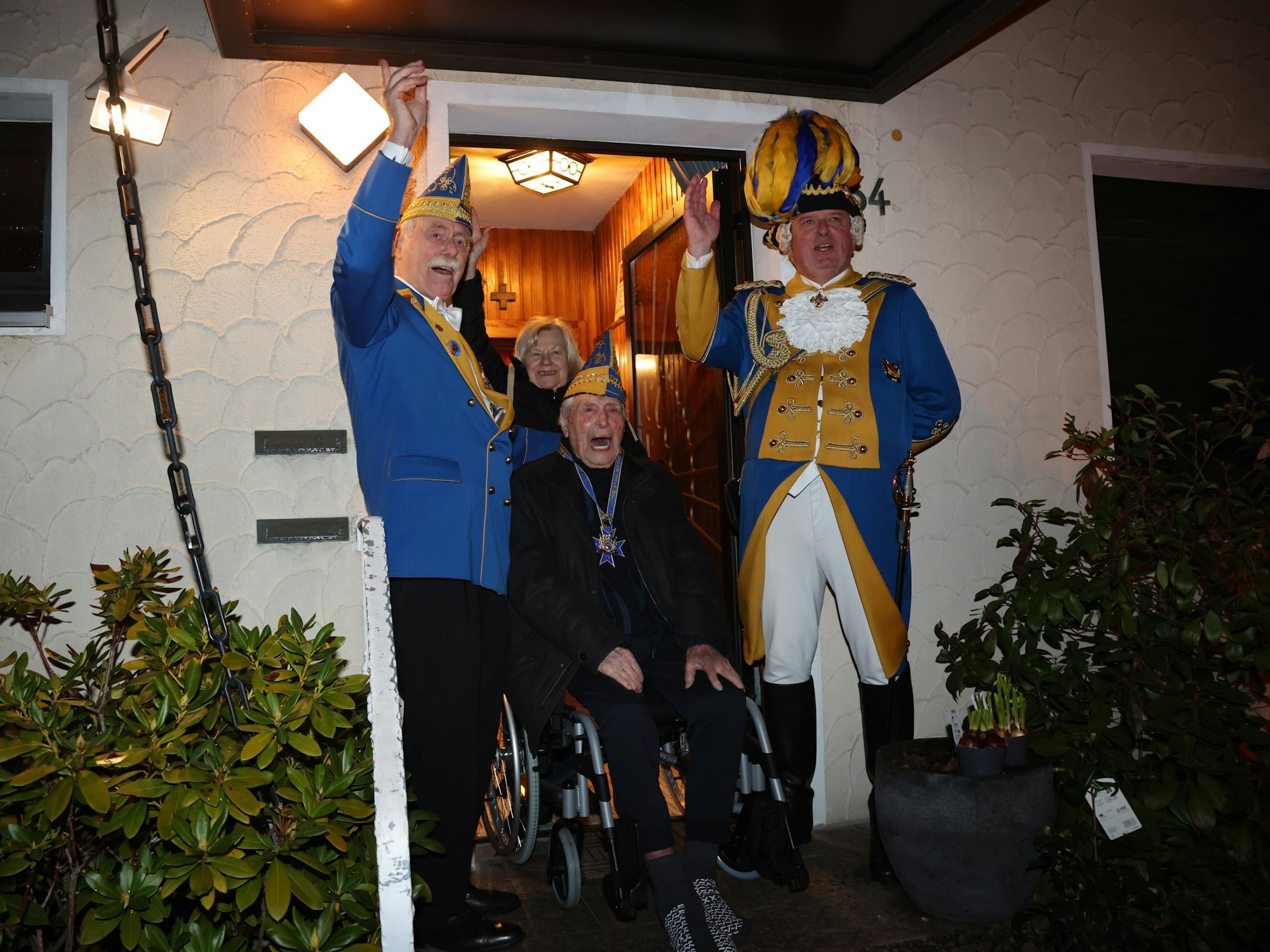 Ludwig Sebus wird an seiner Wohnungstür geehrt.