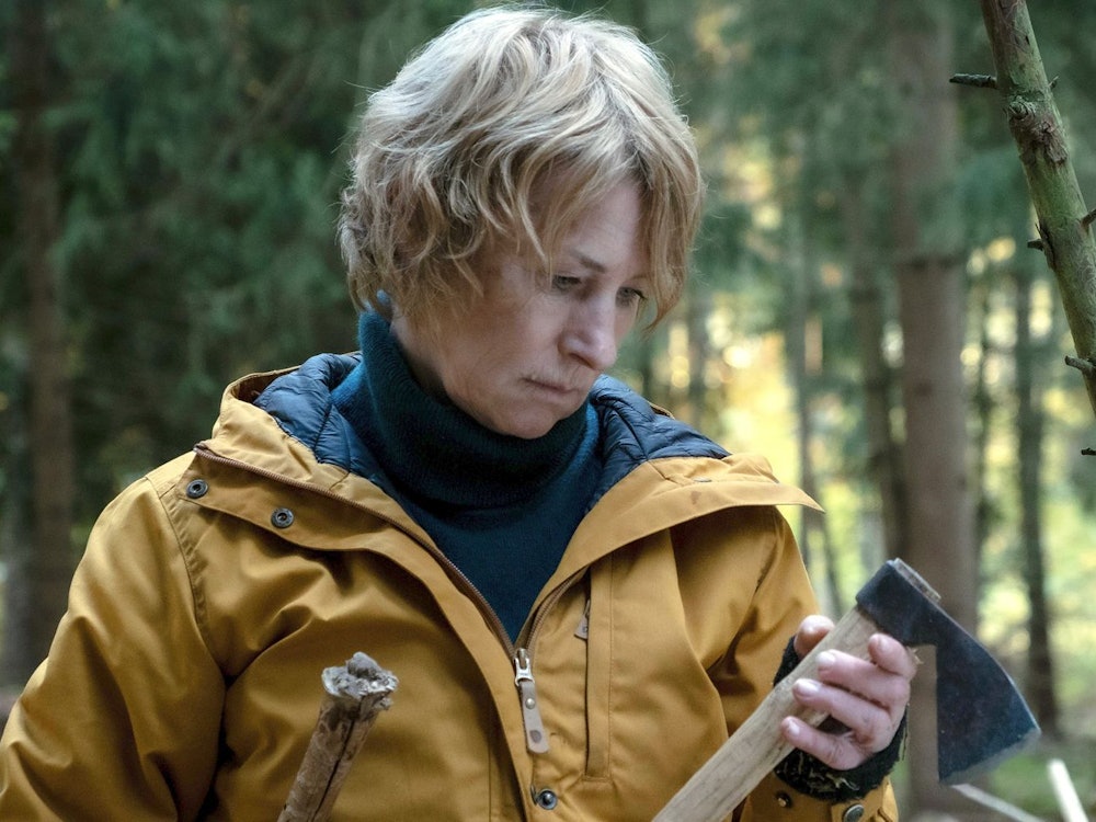 Susanne Bonard (Corinna Harfouch) sucht im Berliner Wald nach einem Mörder. Könnte es ein Wolf gewesen sein, der einen Obdachlosen zerfleischte? (Bild: rbb/Conny Klein)