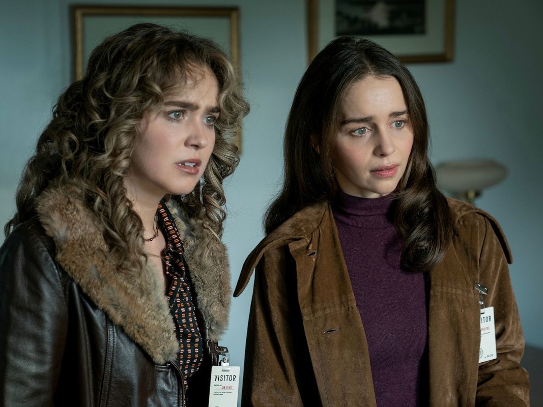 Haley Lu Richardson (links) und Emilia Clarke werden in „Ponies“ auf WOW und Sky Atlantic plötzlich zu Agentinnen im Kalten Krieg. (Bild: 2025 Peacock TV LLC)