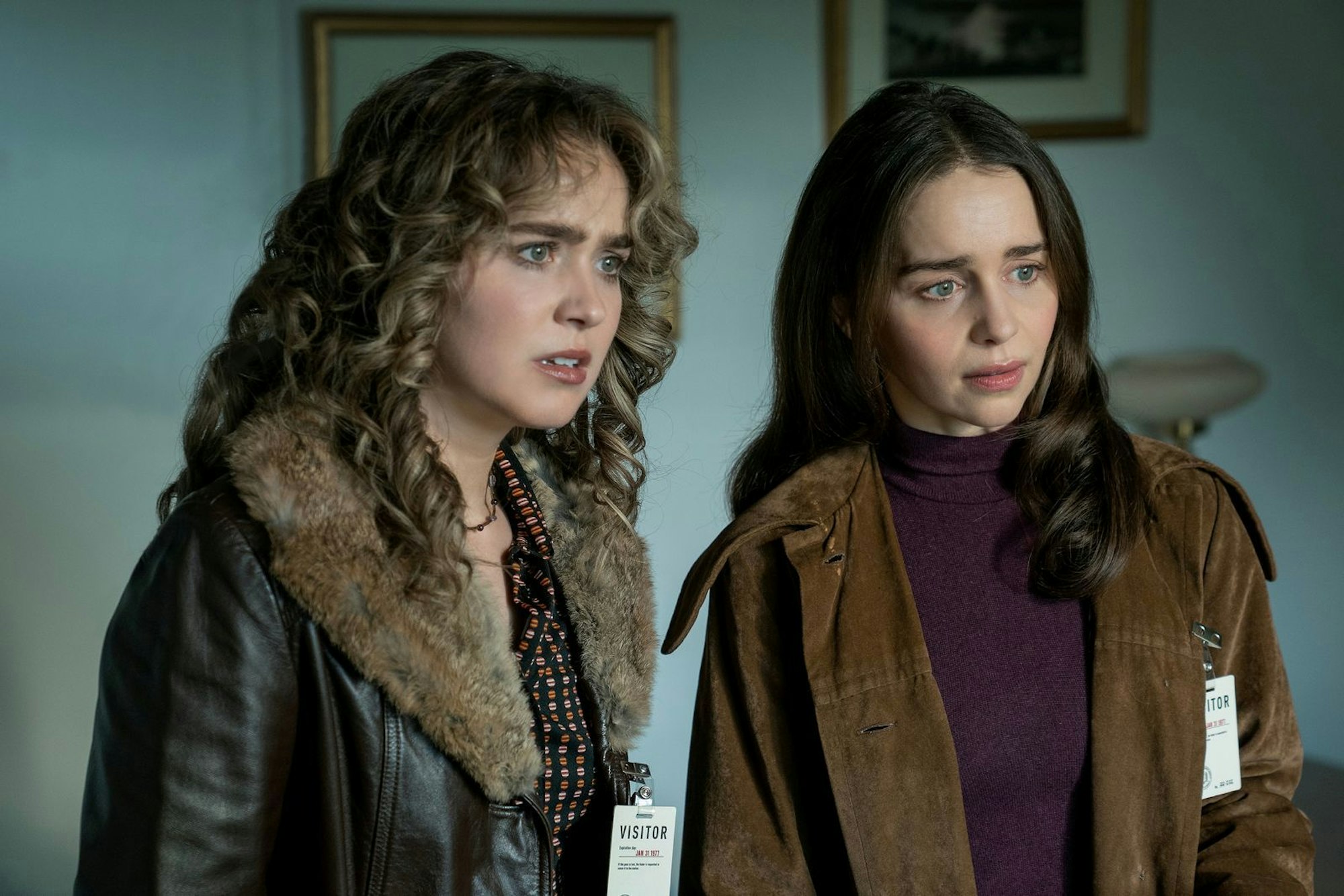 Haley Lu Richardson (links) und Emilia Clarke werden in „Ponies“ auf WOW und Sky Atlantic plötzlich zu Agentinnen im Kalten Krieg. (Bild: 2025 Peacock TV LLC)