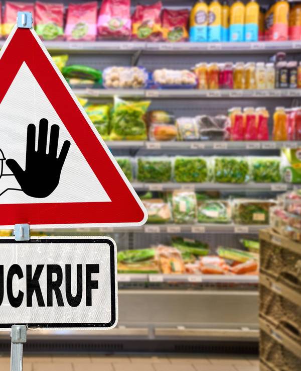 Warnschild und Rückruf-Hinweis im Supermarkt