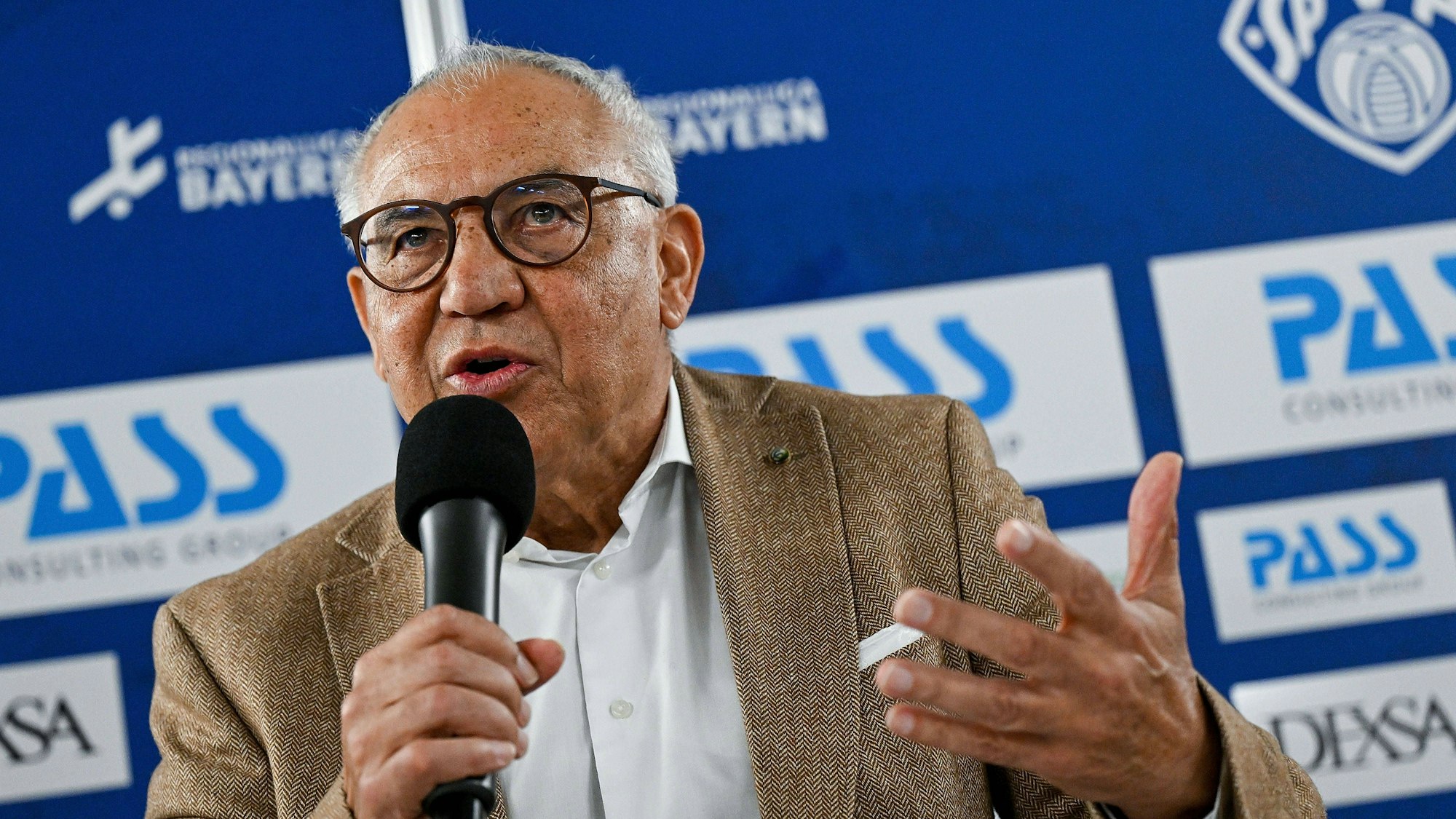 Felix Magath spricht in ein Mikrofon.