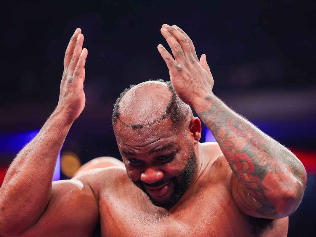 Jarrell Miller verlor während eines Schwergewichts-Kampfes gegen Kingsley Ibeh im Rahmen der Ring 6-Veranstaltung im Madison Square Garden am 31. Januar 2026 in New York City sein Toupet.