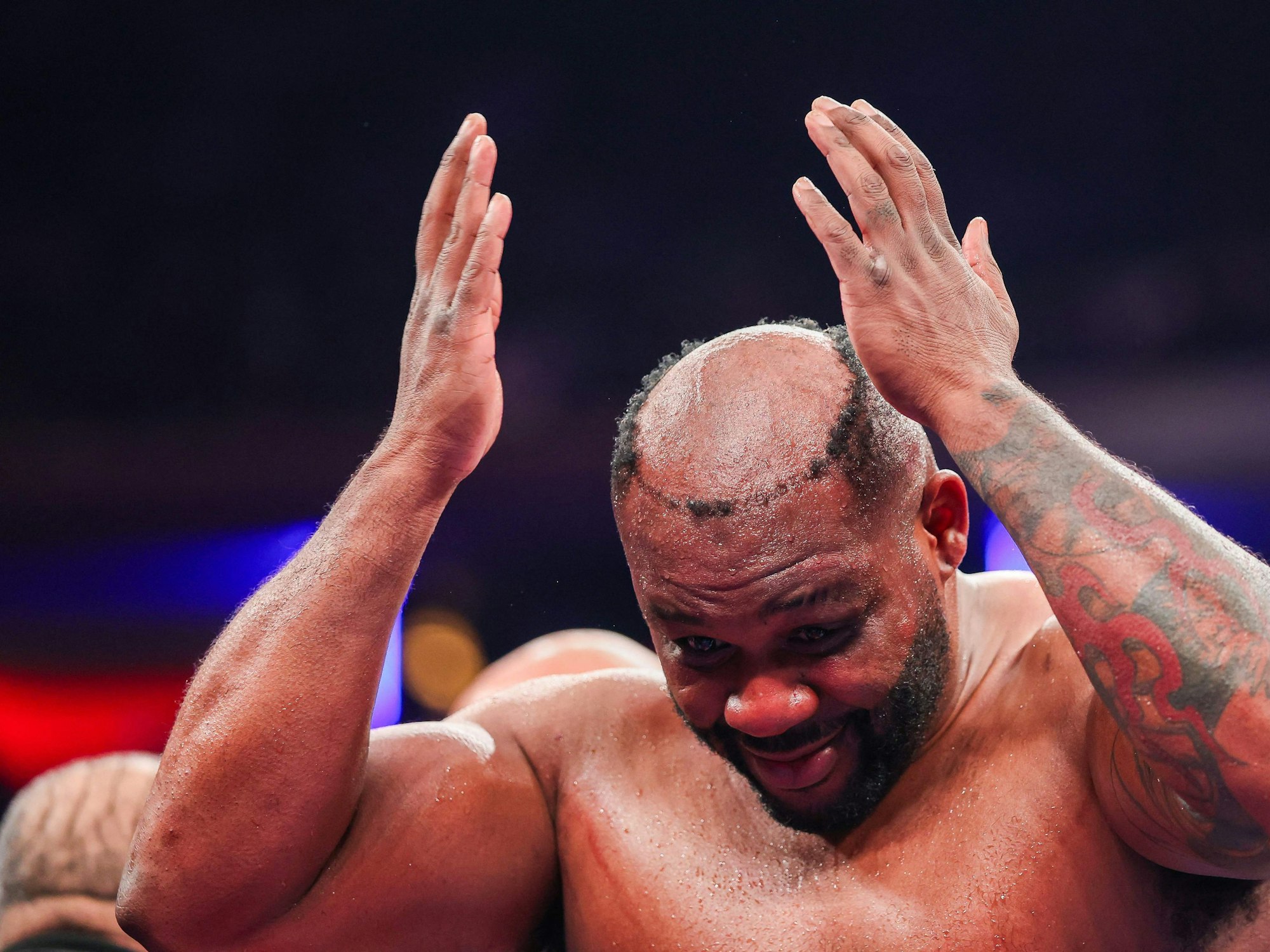 Jarrell Miller verlor während eines Schwergewichts-Kampfes gegen Kingsley Ibeh im Rahmen der Ring 6-Veranstaltung im Madison Square Garden am 31. Januar 2026 in New York City sein Toupet.