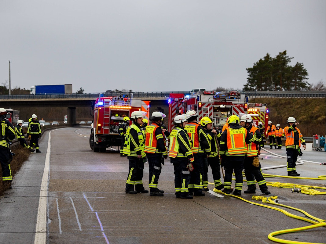 Das Symbolbild zeigt einen Feuerwehr-Einsatz am 9. Januar 2026 auf der A3.