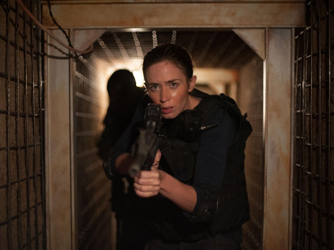Kate Macy (Emily Blunt) erstürmt mit ihren Kollegen einen geheimen Tunnel, der nach Mexiko führt. (Bild: 2015 Studiocanal GmbH / Richard Foreman)