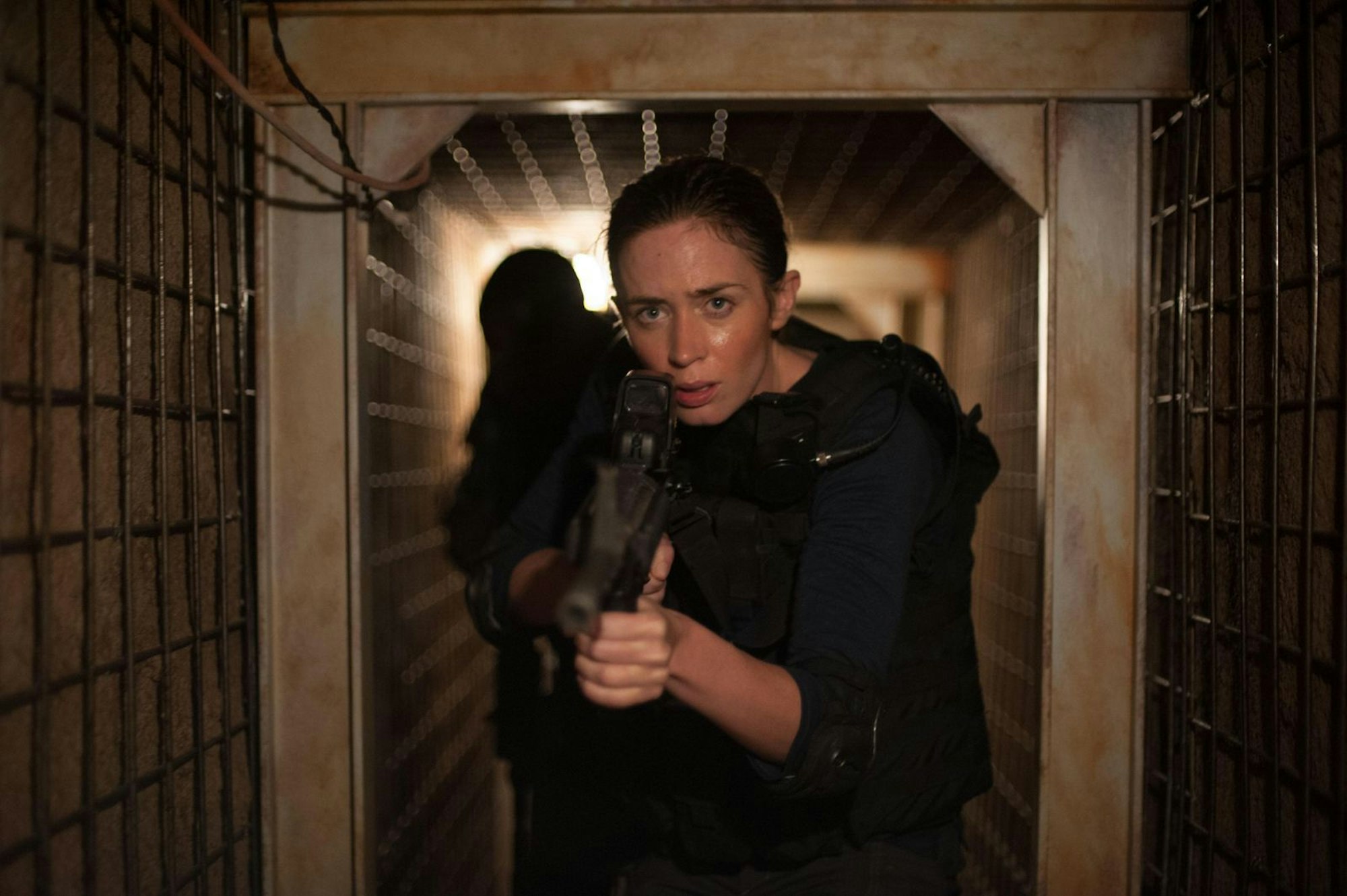 Kate Macy (Emily Blunt) erstürmt mit ihren Kollegen einen geheimen Tunnel, der nach Mexiko führt. (Bild: 2015 Studiocanal GmbH / Richard Foreman)