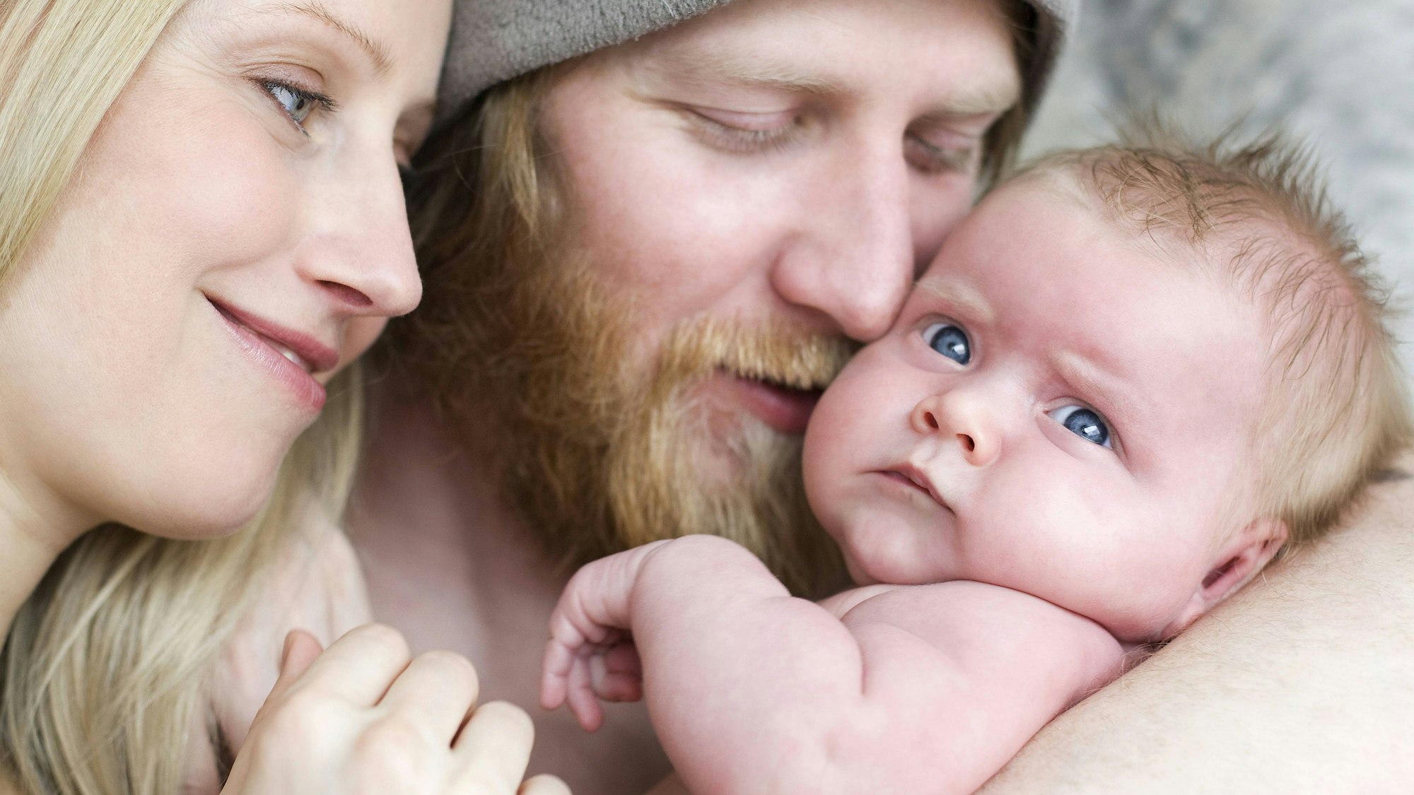 Paar mit neugeborenem Baby