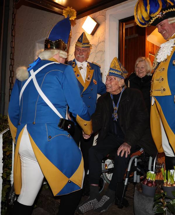 Ludwig Sebus schüttelt dem Gardisten der Bürgergarde die Hand.