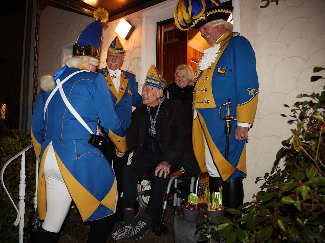 Ludwig Sebus schüttelt dem Gardisten der Bürgergarde die Hand.