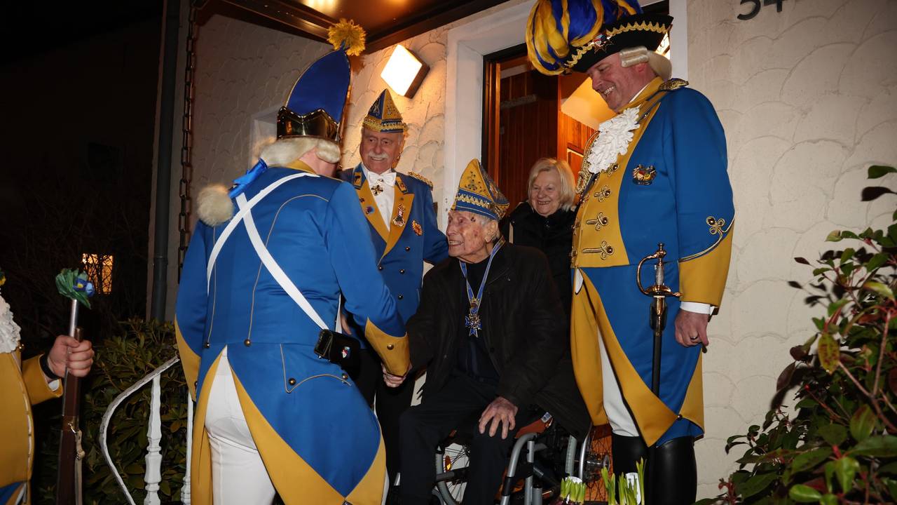 Ludwig Sebus schüttelt dem Gardisten der Bürgergarde die Hand.