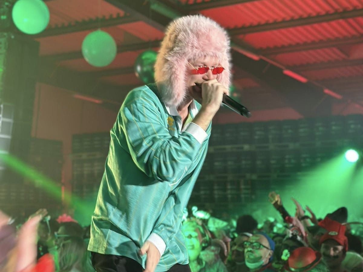 Das Dreigestirn samt Wache beim Abendessen.