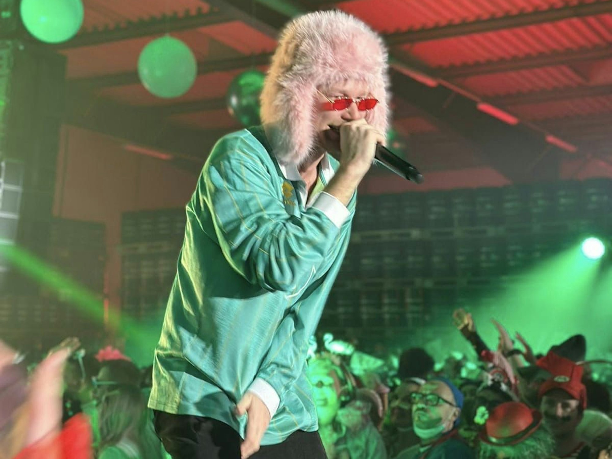 Jojo Berger von Querbeat auf der Bühne.