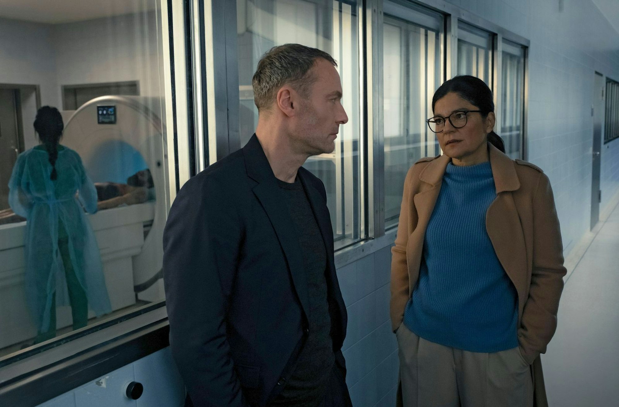 Staatsanwältin Sara Taghavi (Jasmin Tabatabai) möchte von Robert Karow (Mark Waschke) wissen, weshalb seine Kollegin im Wald zurückgeblieben ist. (Bild: rbb/Conny Klein)