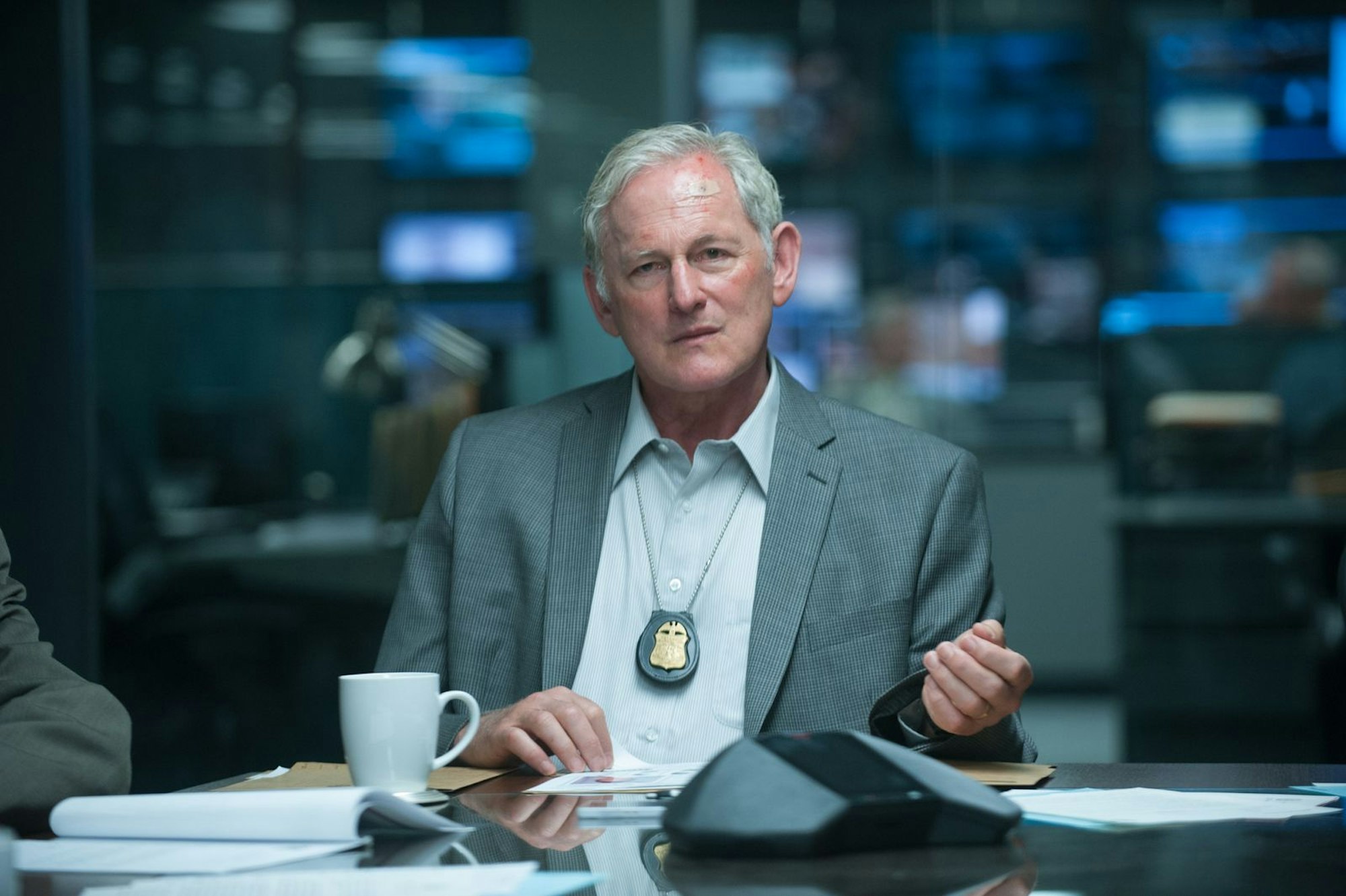 Dave Jennings (Victor Garber) schickt Kate Macy (Emily Blunt) auf eine gefährliche Mission. (Bild: 2015 Studiocanal GmbH / Richard Foreman)