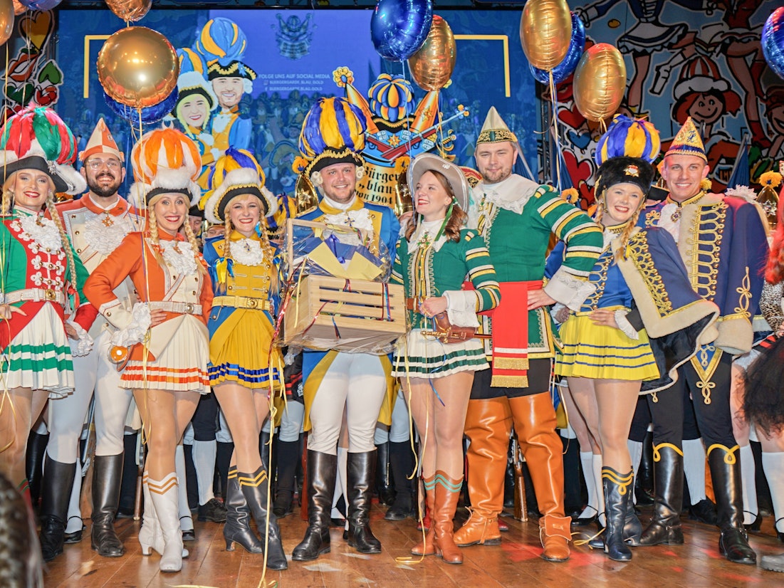 Mehrere Tanzpaare verabschieden Christopher Wallpott.