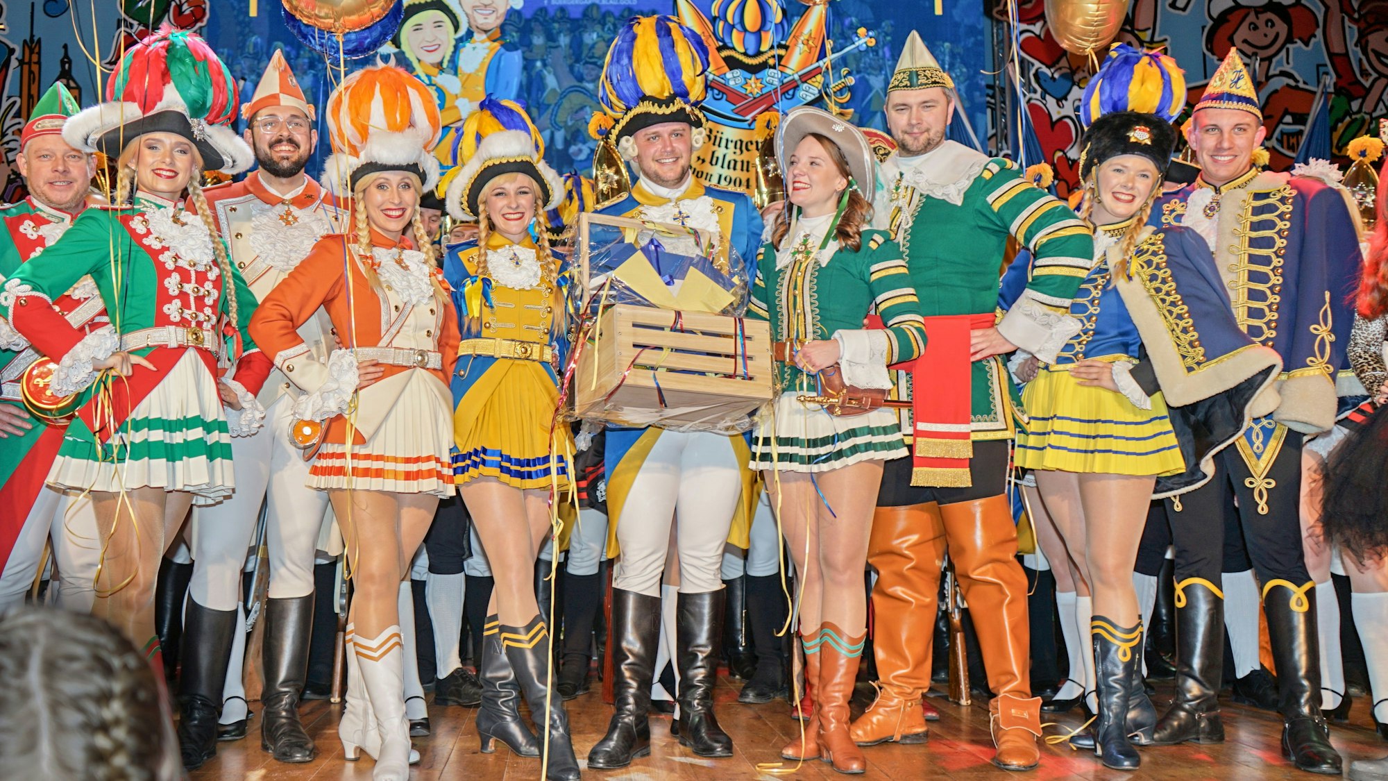 Mehrere Tanzpaare verabschieden Christopher Wallpott.