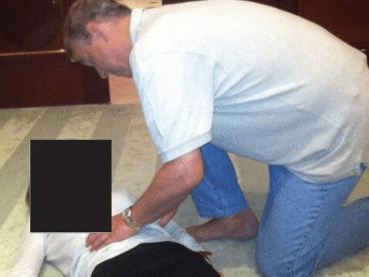 In den zahlreichen Dokumenten, die das Justizministerium im Zusammenhang mit seinen Ermittlungen gegen Jeffrey Epstein veröffentlicht hat, tauchen viele mächtige Persönlichkeiten auf, darunter dieses Foto von Prinz Andrew, der sich über eine Frau beugt.