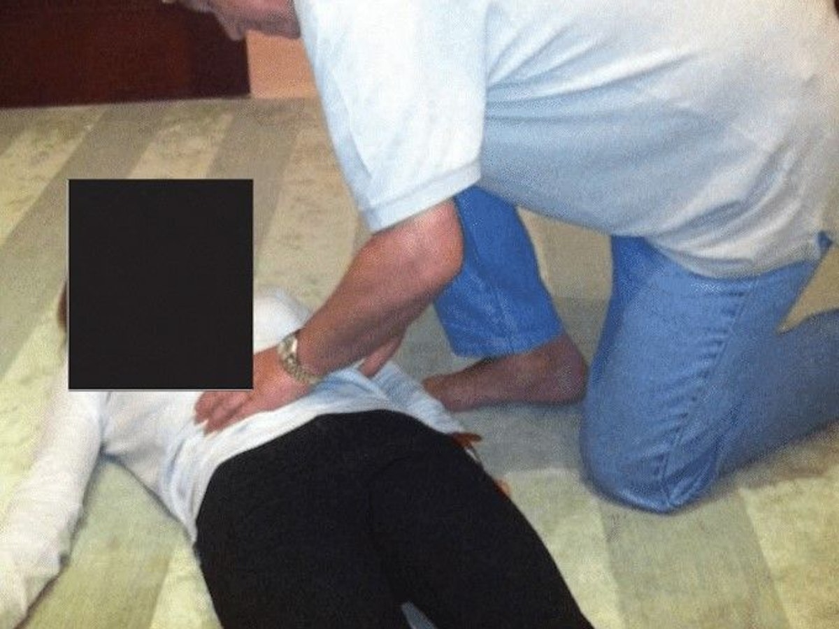 In den zahlreichen Dokumenten, die das Justizministerium im Zusammenhang mit seinen Ermittlungen gegen Jeffrey Epstein veröffentlicht hat, tauchen viele mächtige Persönlichkeiten auf, darunter dieses Foto von Prinz Andrew, der sich über eine Frau beugt.