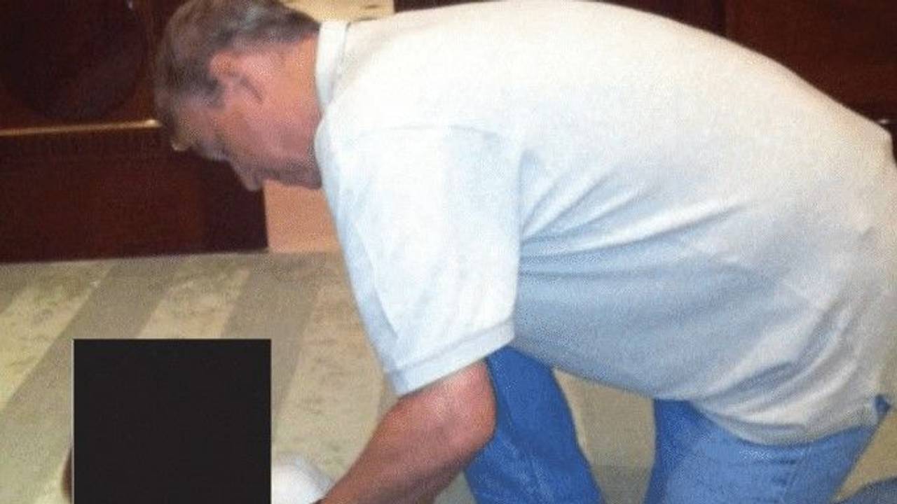 In den zahlreichen Dokumenten, die das Justizministerium im Zusammenhang mit seinen Ermittlungen gegen Jeffrey Epstein veröffentlicht hat, tauchen viele mächtige Persönlichkeiten auf, darunter dieses Foto von Prinz Andrew, der sich über eine Frau beugt.