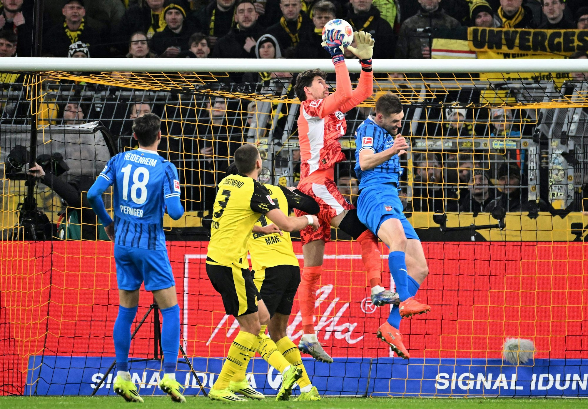 Dortmunds Torhüter Gregor Kobel wird beim Fangen des Balls gestört.