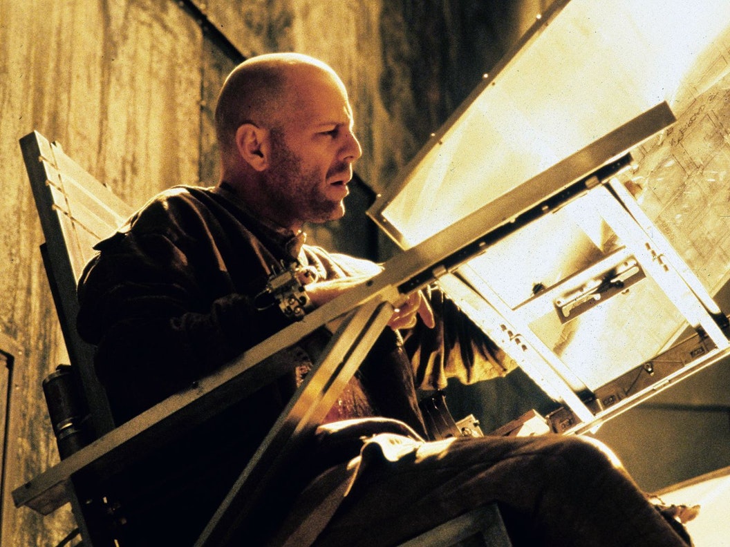 Im Jahr 2035 erhält der Schwerverbrecher James Cole (Bruce Willis) den Auftrag, die Ursachen einer weltweiten Virus-Epidemie zu ergründen. (Bild: 1995 Universal City Studios Inc. All rights reserved.)