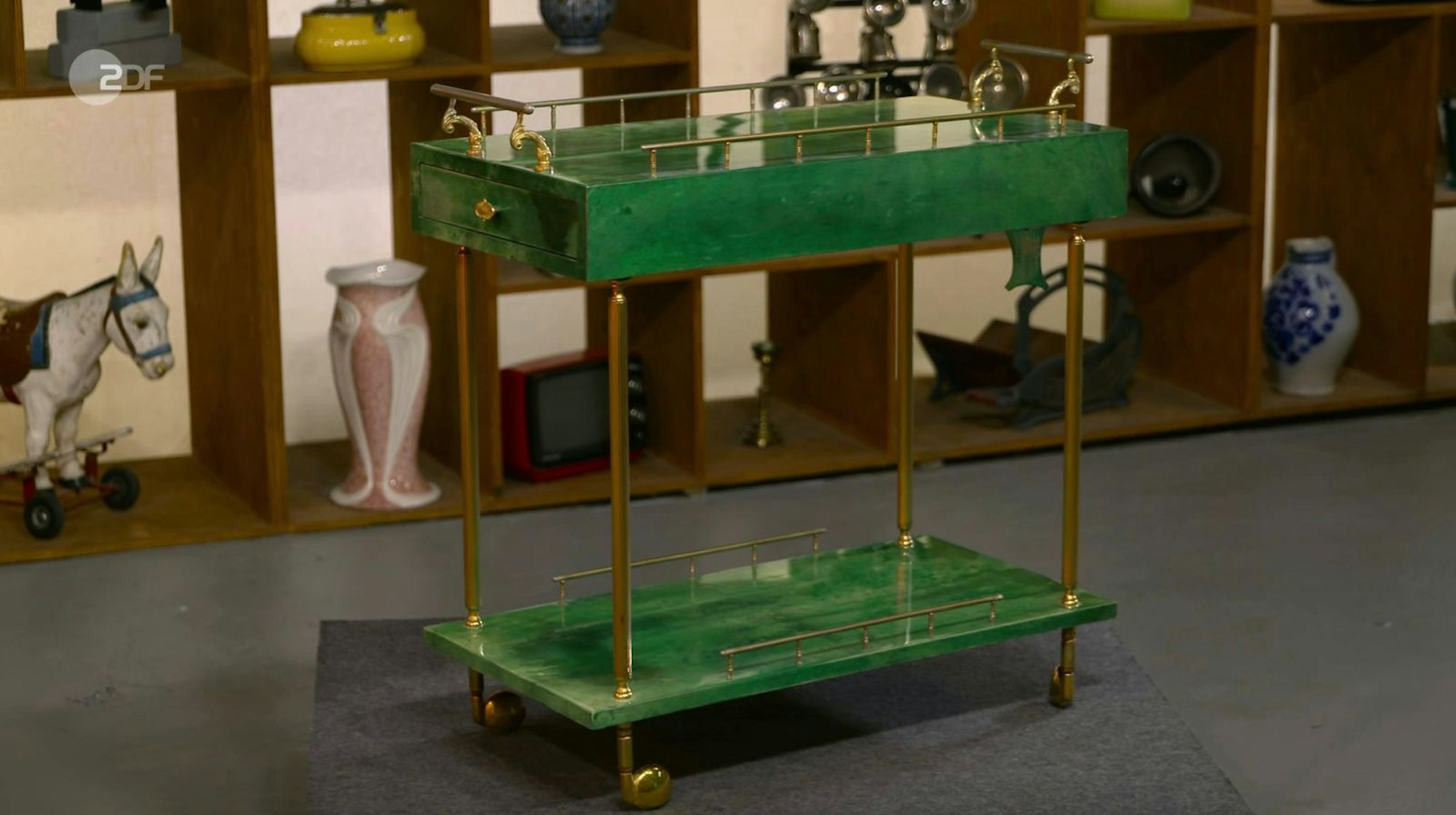 Als weiteres Objekt der Sendung wurde ein außergewöhnlicher Servierwagen dem Mailänder Designer Aldo Tura (Entwurf 1950, Ausfertigung bis 1970) zugeschrieben. Sein Erkennungsmerkmal: lackiertes Ziegenleder. Sven Deutschmanek schätzte den Wert auf 600 bis 800 Euro, der Verkäufer wollte 500 Euro. Jan Cizek zahlte 500 Euro. (Bild: ZDF)