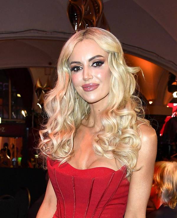 Rosanna Davison im knappen roten Kleid.