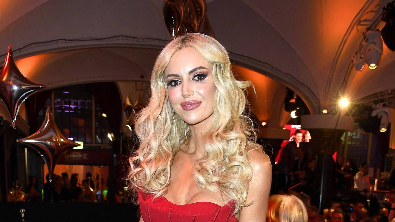 Rosanna Davison im knappen roten Kleid.