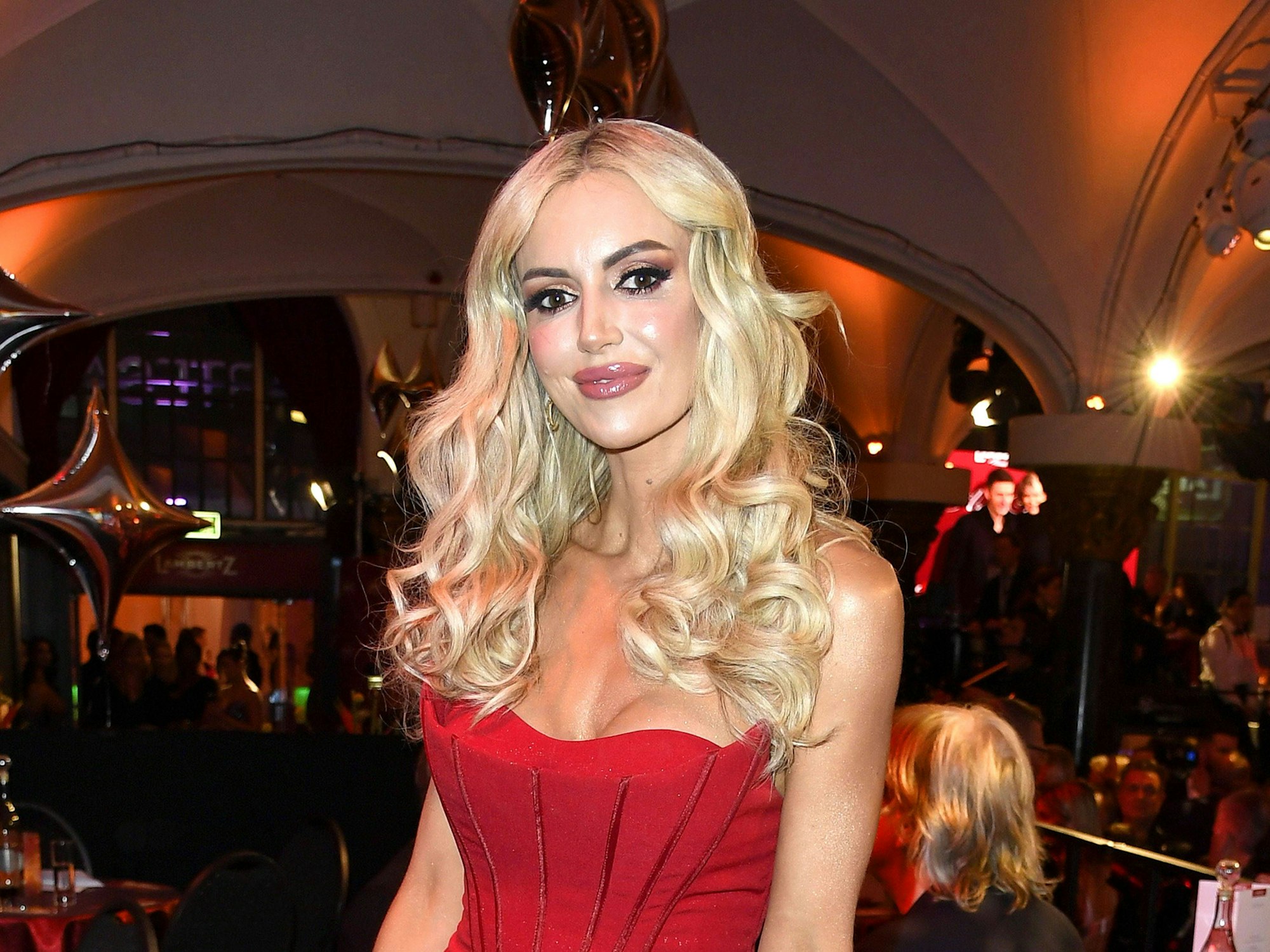 Rosanna Davison im knappen roten Kleid.