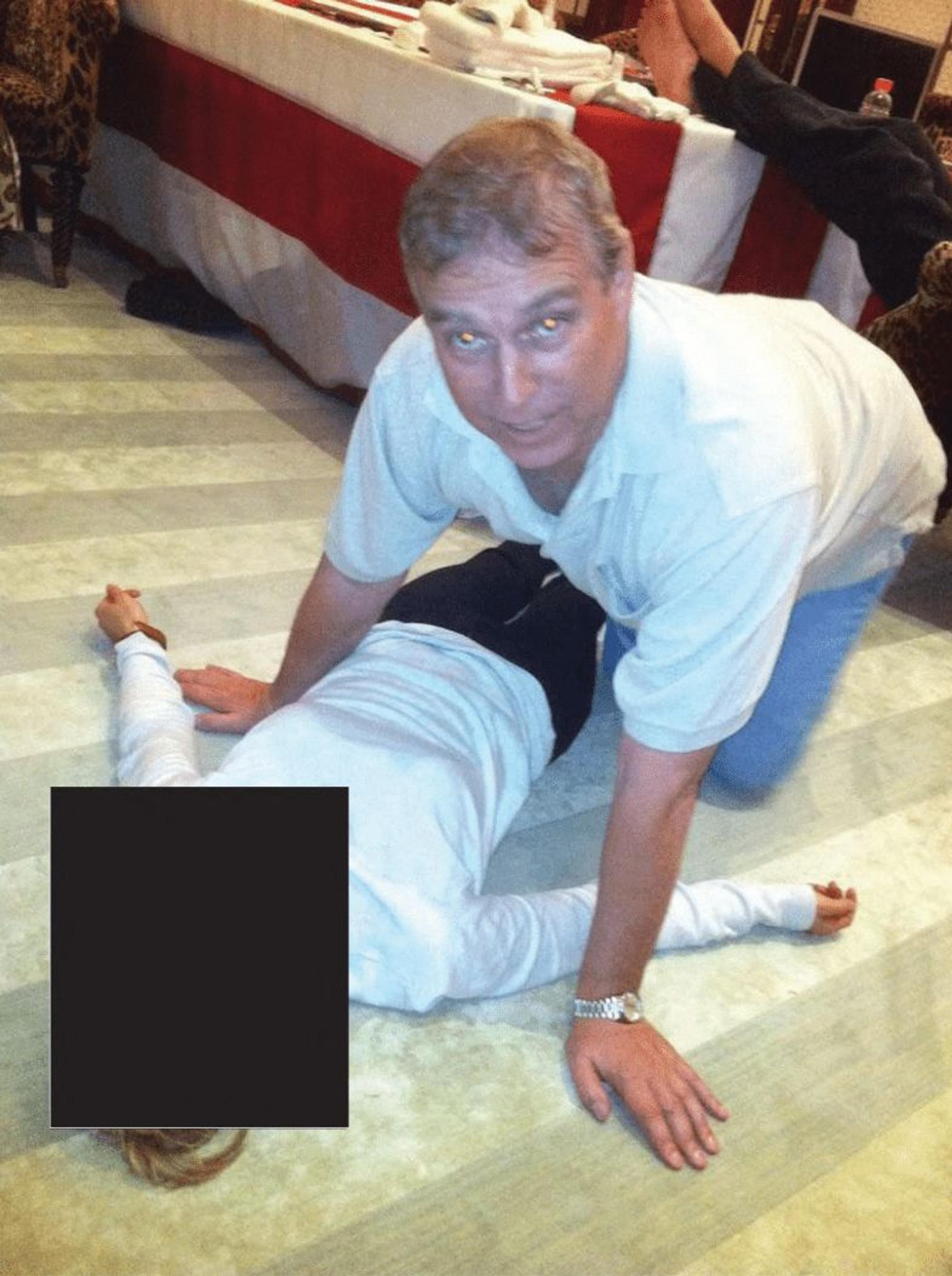 Dieses Foto von Prinz Andrew und einer unbekannten Frau wurde ebenfalls veröffentlicht.