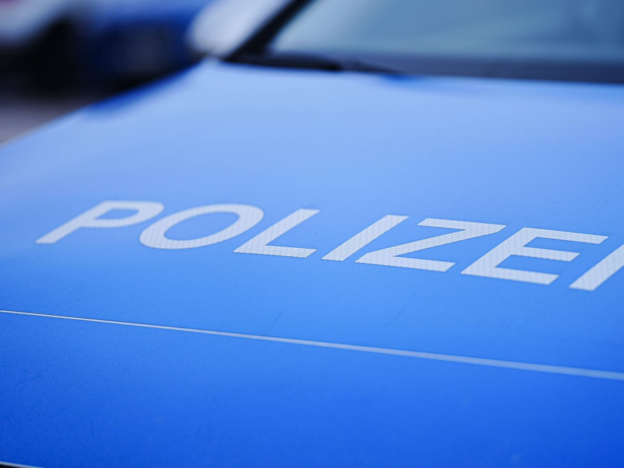 Polizeiauto mit der Aufschrift „POLIZEI“
