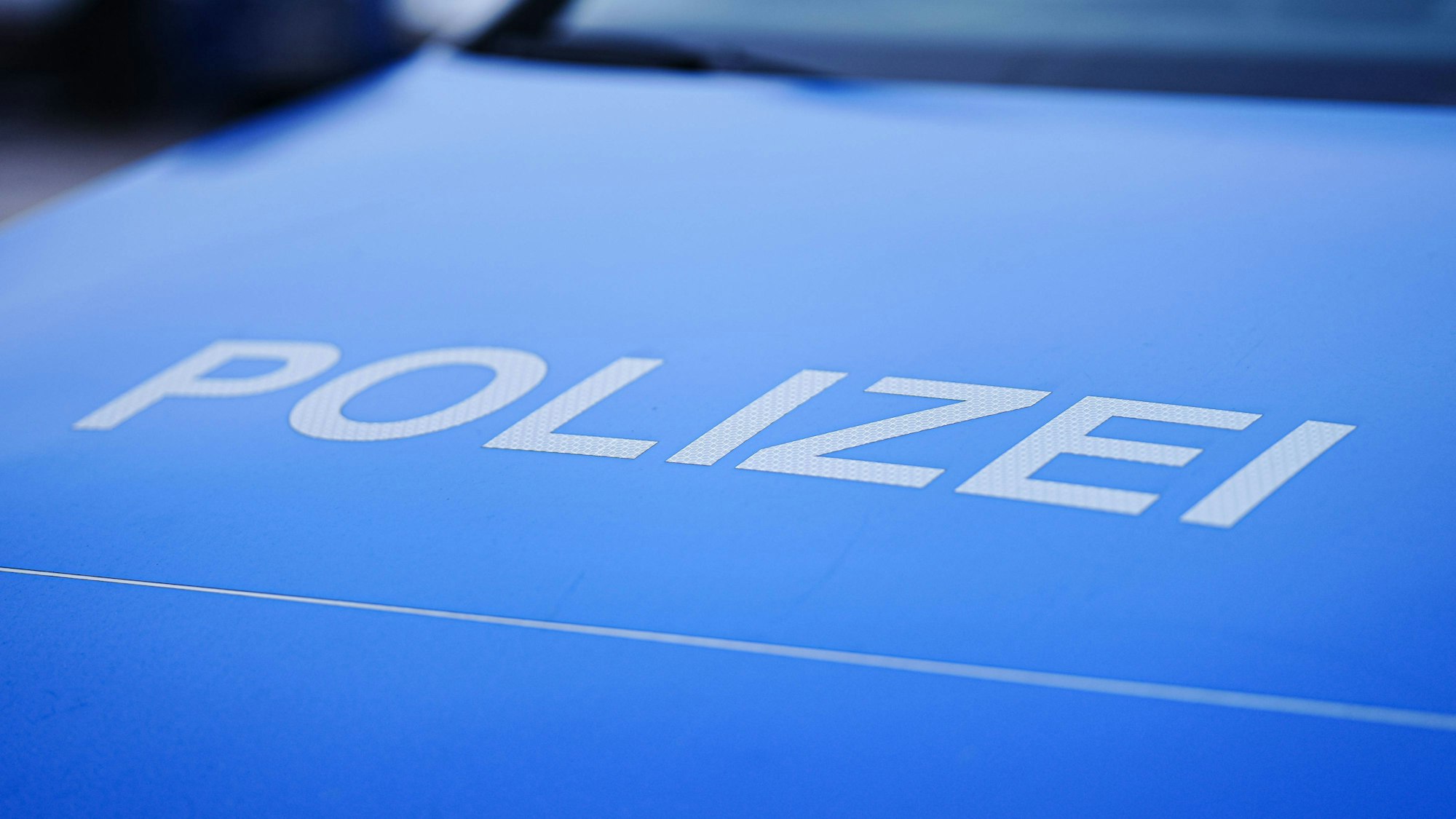 Polizeiauto mit der Aufschrift „POLIZEI“