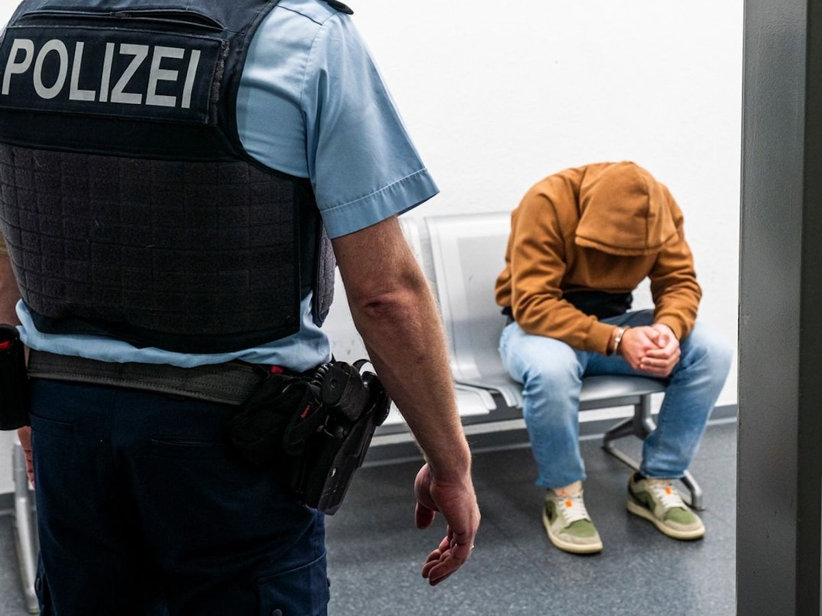 Bundespolizei nimmt abgeschobenen Häftling am Flughafen fest.