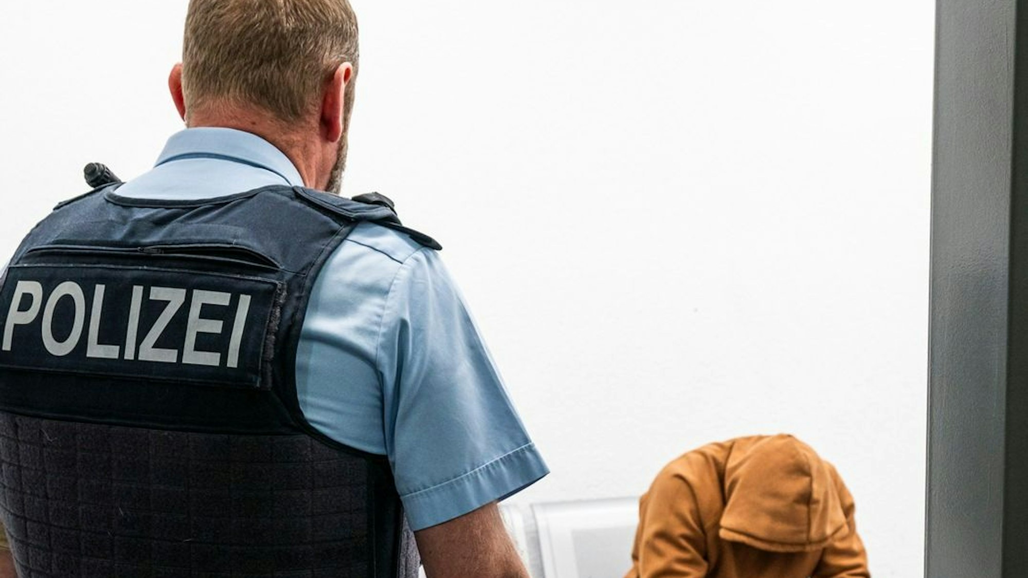 Bundespolizei nimmt abgeschobenen Häftling am Flughafen fest.