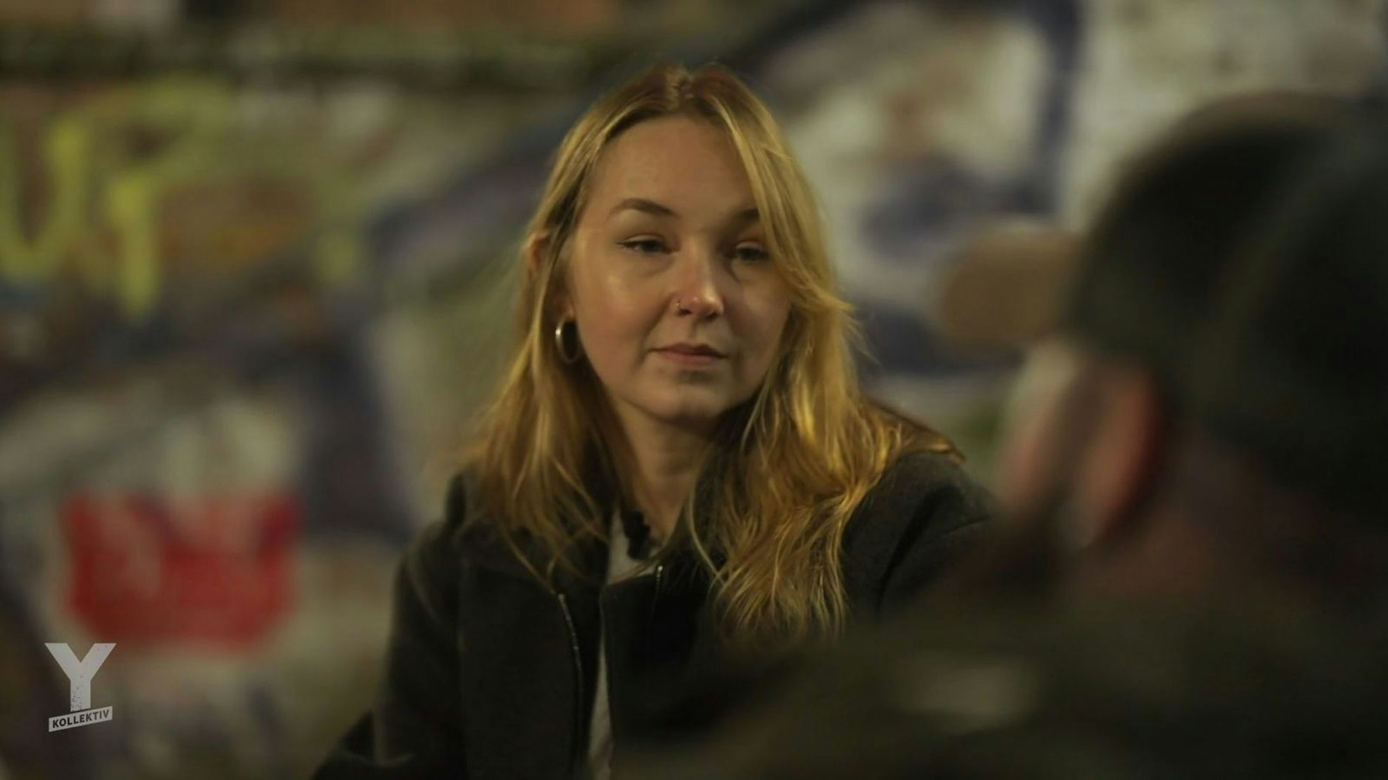 Ex-Sicherheitsmitarbeiter Martin spricht in der ARD-Doku „Y-Kollektiv: Crashkurs Security“ mit Reporterin Annkathrin Weis über seinen früheren Job. (Bild: SWR)